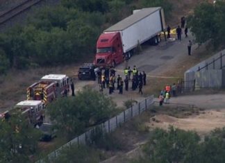 Hallan a 50 migrantes muertos en un camión abandonado en Texas