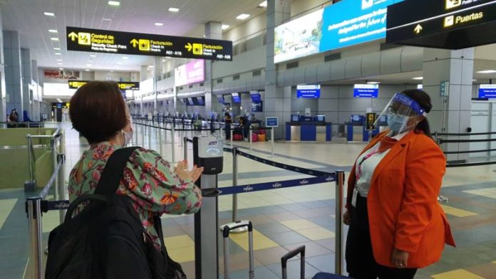 aeropuerto-tocumen-panama-pasajero-manos
