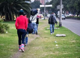 Cientos de migrantes venezolanos están saliendo de Medellín hacia el Darién