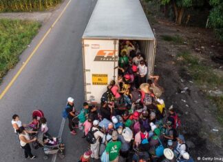 México: hallan a 57 migrantes adolescentes hacinados en camión