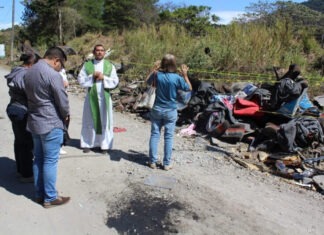 Realizan misa a favor de los fallecidos y heridos en el accidente en la estación de recepción de migrantes