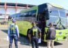 Autoridades panameñas hacen revisión de uno de los autobuses que trasladan a los migrantes en Panamá a través del corredor humanitario.