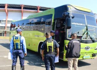 Se reanuda el traslado de migrantes en Panamá (COMUNICADO OFICIAL) Autoridades panameñas hacen revisión de uno de los autobuses que trasladan a los migrantes en Panamá a través del corredor humanitario.