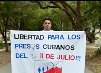 Pancartas pidiendo libertad para Cuba en pleno juego del Clásico Mundial de Béisbol (VIDEO) Cubanos exiliados en Miami piden libertad para su país