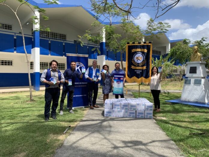 IMG_0517 La campaña, “Contigo y Clorox, el futuro dice Presente” tiene como acción principal, donar 10,000 paquetes de Toallitas Desinfectantes Clorox Expert a colegios oficiales.
