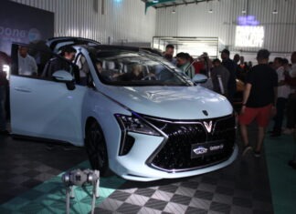Carbone Motors inauguró su Service Center, presentó nuevos vehículos y firmó alianza con Geeky Motors