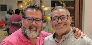 Ozzie Guillén junto al periodista David Alejandro Chacón.