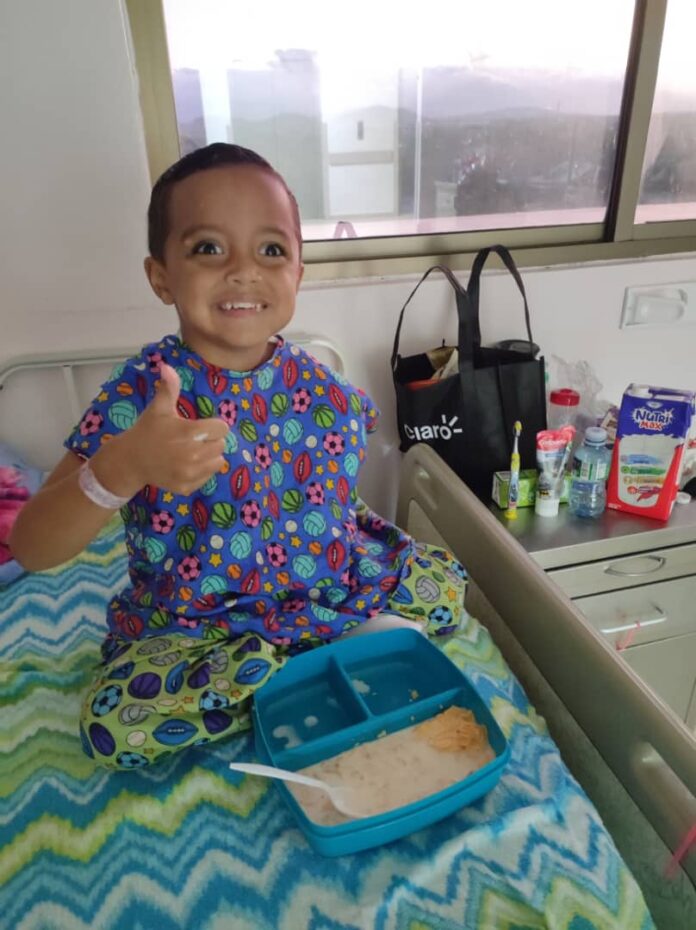 Mateo niño sobreviviente al accidente en Panamá