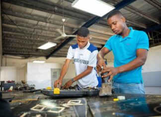 De abandonar la escuela a graduarse con honores: historias de superación que se gestaron en CEFODEA Ezequías y Javier ingresarán este año a una escuela nocturna para culminar su bachillerato. Ezequías quiere estudiar ingeniería en mecánica, mientras que Javier desea estudiar mecánica en aviación.