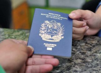 Foto referencia de la entrega de un pasaporte venezolano.