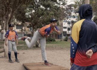 ¡Qué bonita historia! Niños venezolanos en Perú vencen la nostalgia del hogar gracias a un club de béisbol