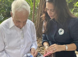 ¡Orgullo venezolano en Panamá! la autora del libro del Biomuseo entregó una edición al arquitecto Frank Gehry