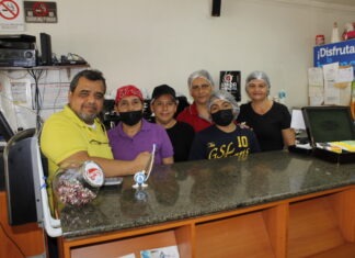 Roberto Arias, dueño de la panadería "Los Venezolanos", junto a su grupo de trabajo.