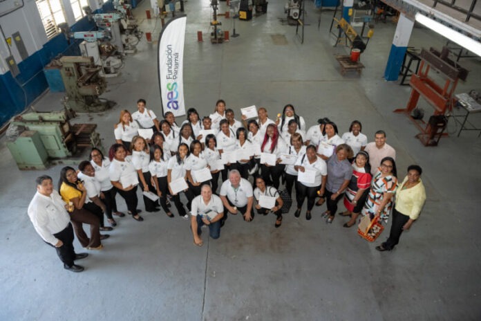Participantes del programa “Reto Colón Emprende” junto a miembros de la Fundación AES Panamá y representantes de la UTP Colón.