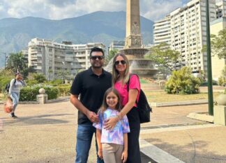 La presentadora de tv Bettina Romina visita Venezuela con su familia tras doce años de ausencia