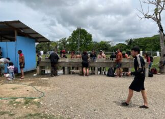 Migrantes irregulares vandalizan la estación temporal de recepción migratoria en San Vicente