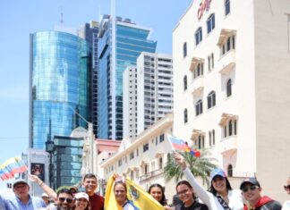 ¡Nadie se mueve! tres de la tarde y los venezolanos siguen frente a la Embajada en Panamá