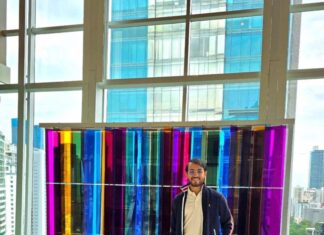 Artista venezolano Oscar Olivares regresó a Panamá para crear un nuevo mural con tapas recicladas