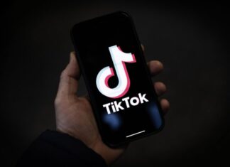 Teléfonos con aplicación de TikTok se venden por miles de dólares en EEUU