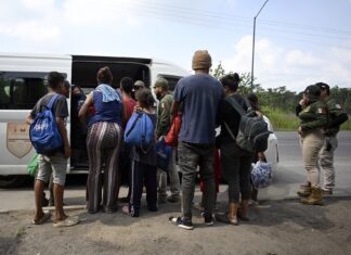 Jueza bloquea intento de revocar parole humanitario para migrantes venezolanos