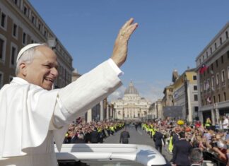 Papa León XIV recorre por primera vez la plaza de San Pedro en el papamóvil