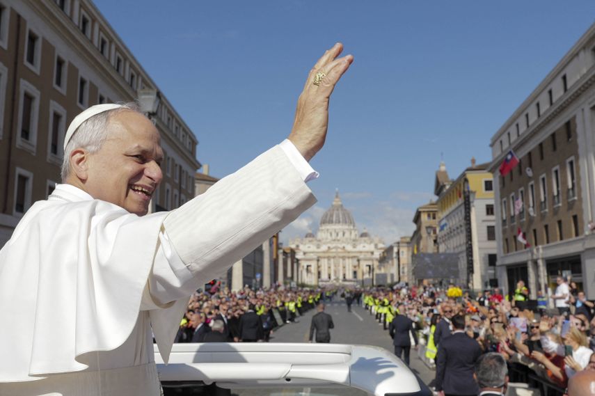 Papa León XIV recorre por primera vez la plaza de San Pedro en el papamóvil