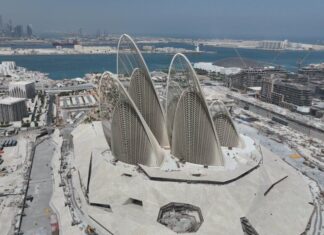 Cómo es el imponente museo de Abu Dhabi que abrirá en diciembre con una colección de tesoros milenarios