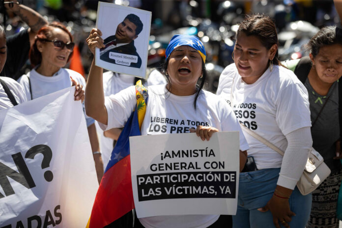 Familias piden liberar a presos políticos y participar en proceso de amnistía en Venezuela
